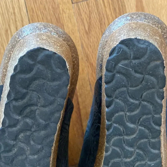 Papillion sz 40 or US 9 black embossed floral black leather great pre owned cond - Picture 5 of 9